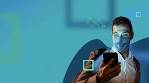 Взрослый мужчина с галстуком, фотографирующийся на мобильный телефон в студии.